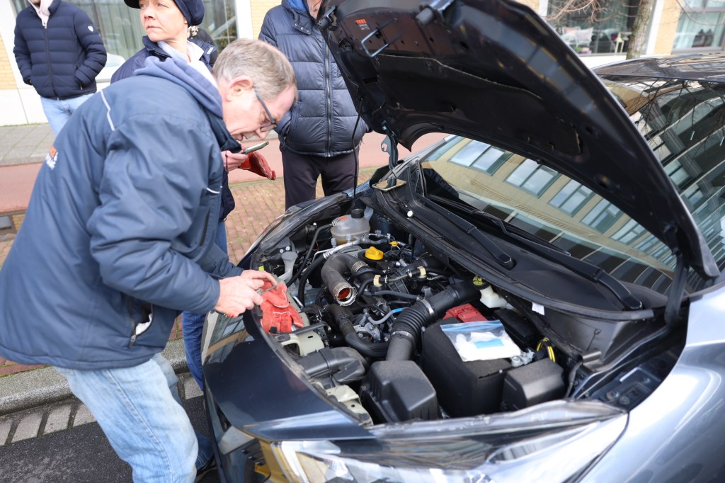 Bizar: kat vast onder motorkap&nbsp;auto