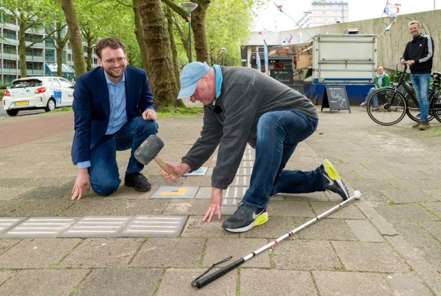 Nieuwe blindegeleidelijnen maken Den Haag toegankelijker