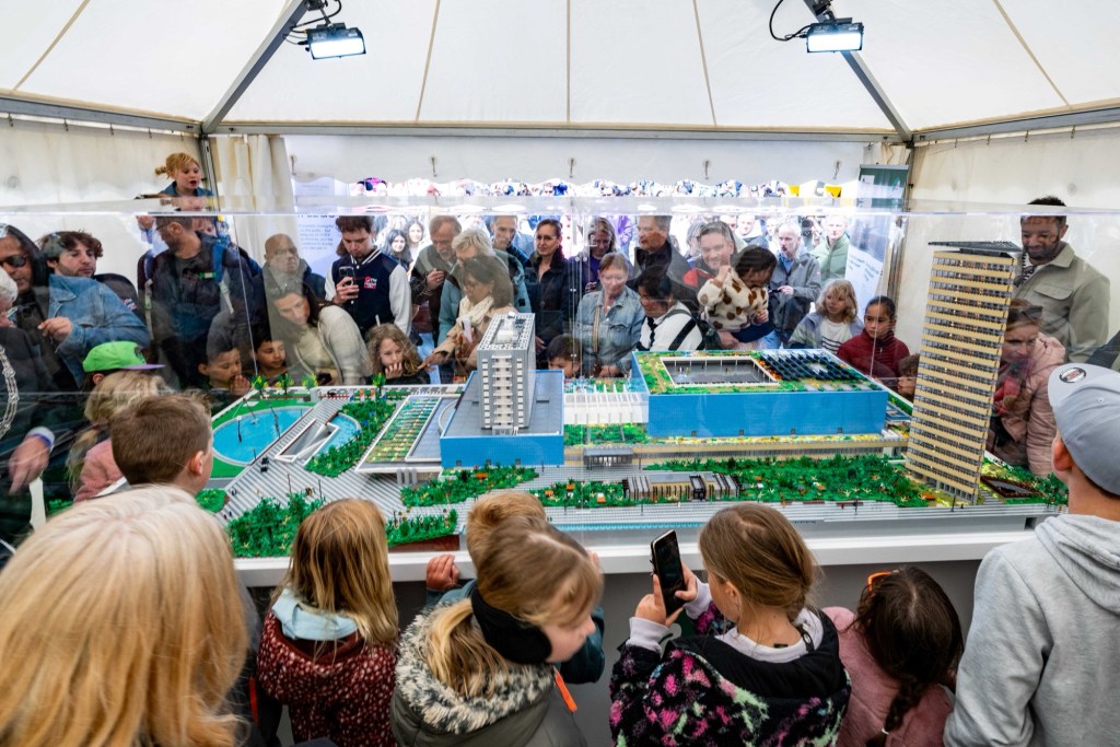 VIDEO: Haagse LEGO-top: LEGO-maquette van het World Forum reist door de&nbsp;stad