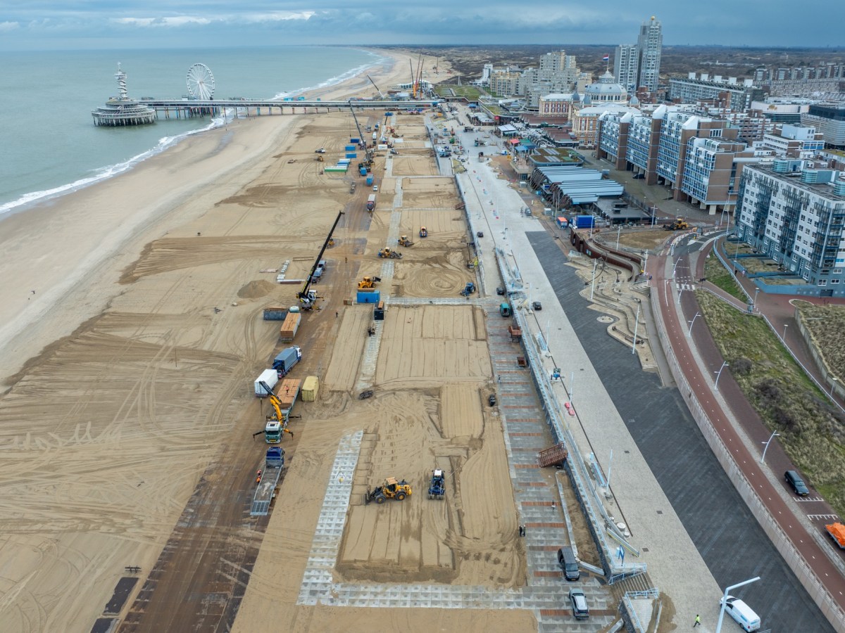 Strandpaviljoens bouwen op, nieuwe boulevard bijna&nbsp;klaar