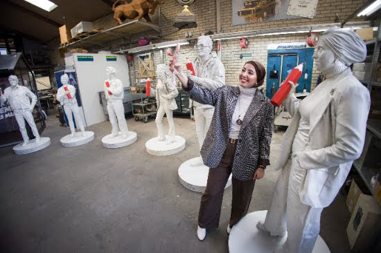 VIDEO: Levensgrote standbeelden voor stemmers gemeenteraadsverkiezingen