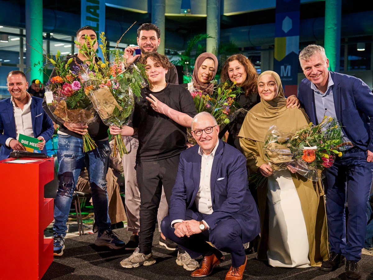 Zes bewoners Den Haag Zuidwest verrast met Zuidwest-speldje