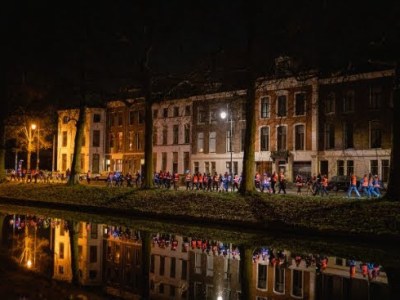 Natasja Froger loopt ’s nachts samen met duizenden deelnemers de ALS Sunrise&nbsp;Walk
