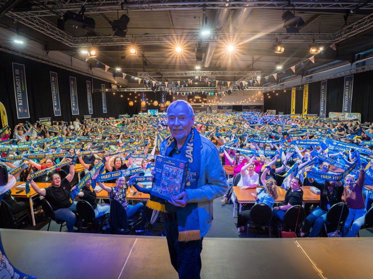 Emotioneel eerbetoon op NK Legpuzzelen: 90-jarige Jan van Haasteren toegezongen door&nbsp;fans
