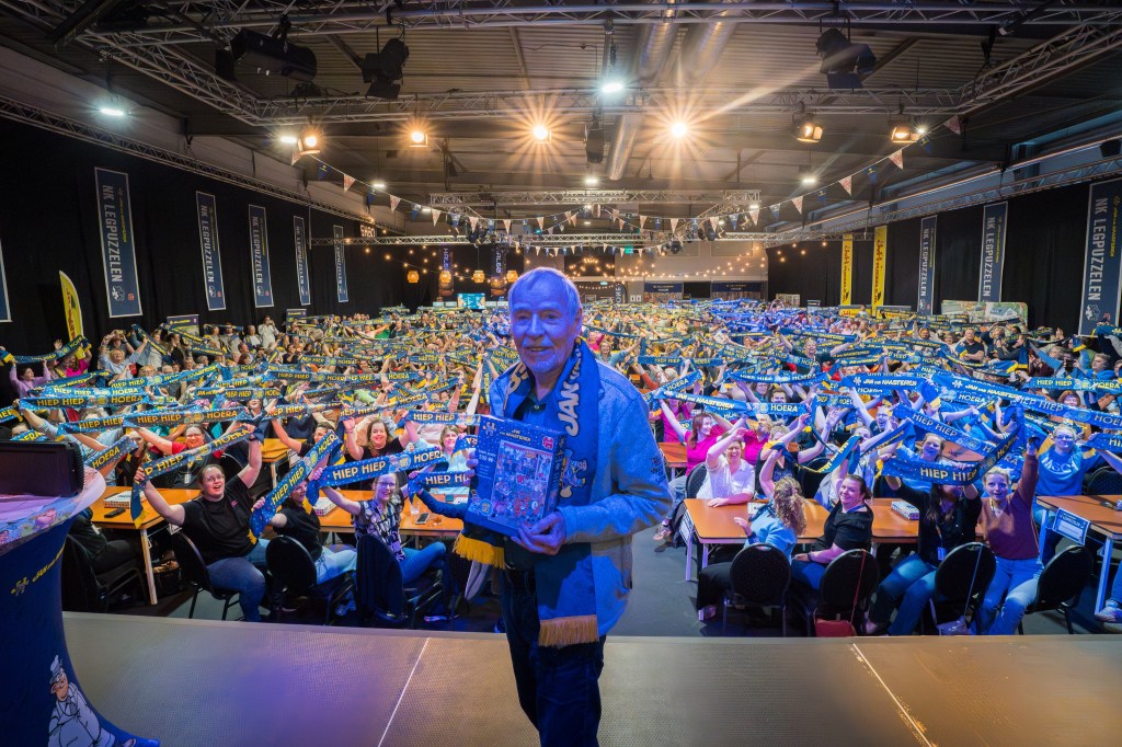 Emotioneel eerbetoon op NK Legpuzzelen: 90-jarige Jan van Haasteren toegezongen door&nbsp;fans