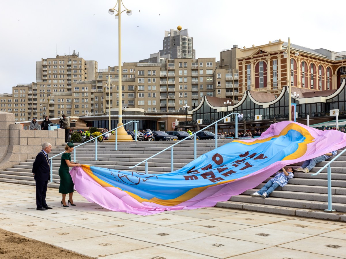 VIDEO: Koningin Máxima heropent vernieuwde boulevard Scheveningen in Den&nbsp;Haag