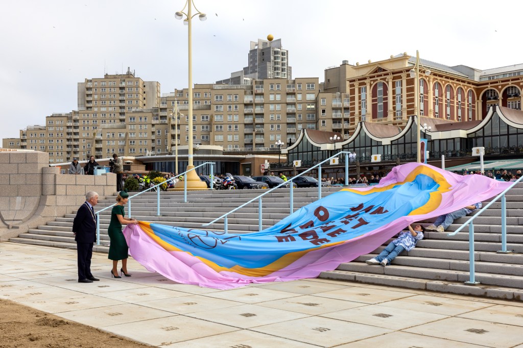 VIDEO: Koningin Máxima heropent vernieuwde boulevard Scheveningen in Den&nbsp;Haag