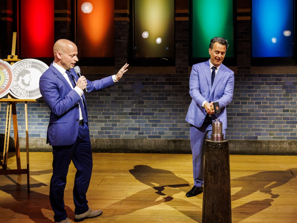 Rik van de Westelaken slaat eerste euromunt voor 25 jaar gelijk huwelijk in&nbsp;Nederland