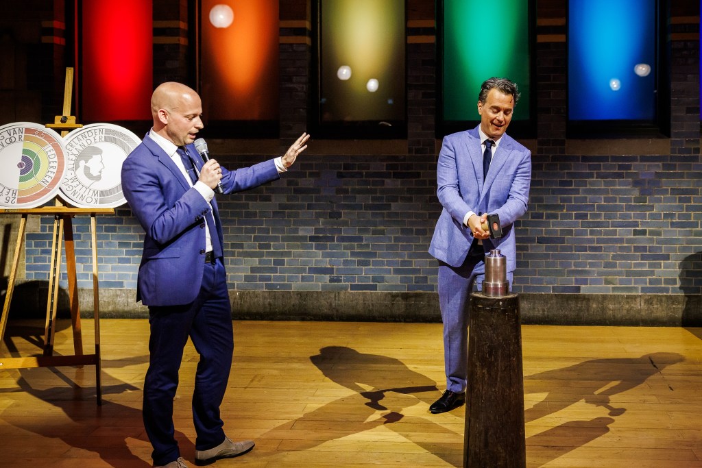 Rik van de Westelaken slaat eerste euromunt voor 25 jaar gelijk huwelijk in&nbsp;Nederland