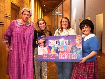 Richard Groenendijk en Tamar Floor overvallen 123.456ste Hairspray-bezoeker