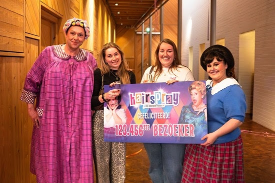 Richard Groenendijk en Tamar Floor overvallen 123.456ste Hairspray-bezoeker