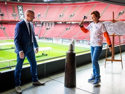 Susila Cruijff slaat eerste penning voor Johan Cruyff&nbsp;Legacy