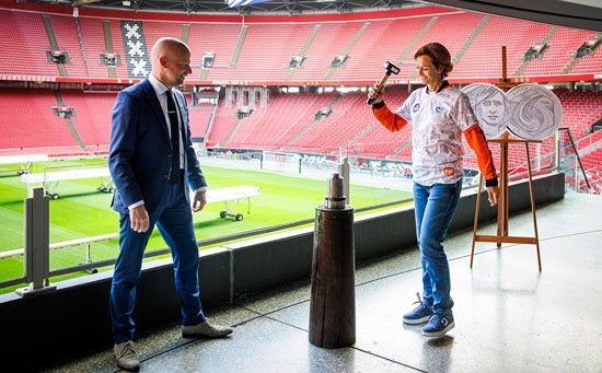 Susila Cruijff slaat eerste penning voor Johan Cruyff Legacy