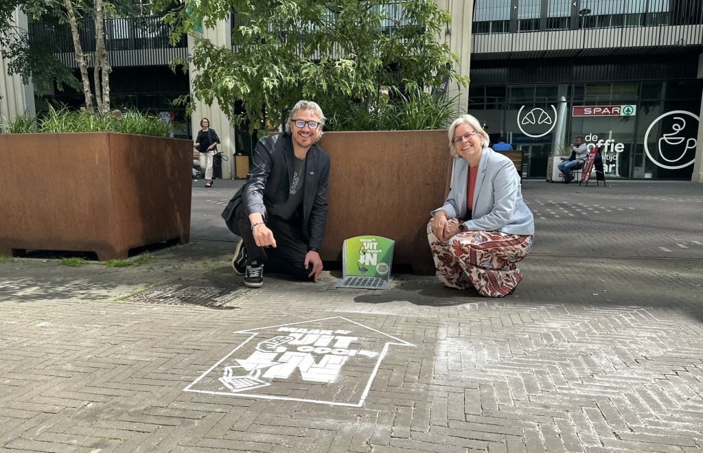 ‘Maak ’m uit, gooi ’m in’: Den Haag zet in op minder peuken op&nbsp;straat