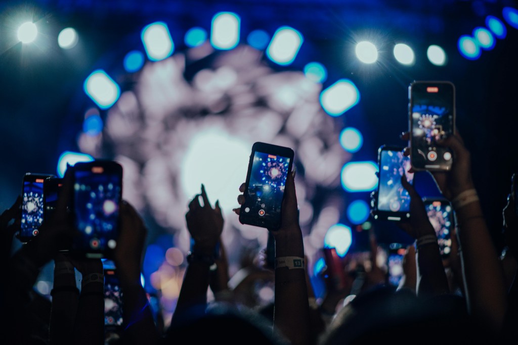 Opkomst telefoonvrije festivals: ‘Jongeren hebben behoefte aan rust in hun&nbsp;hoofd’