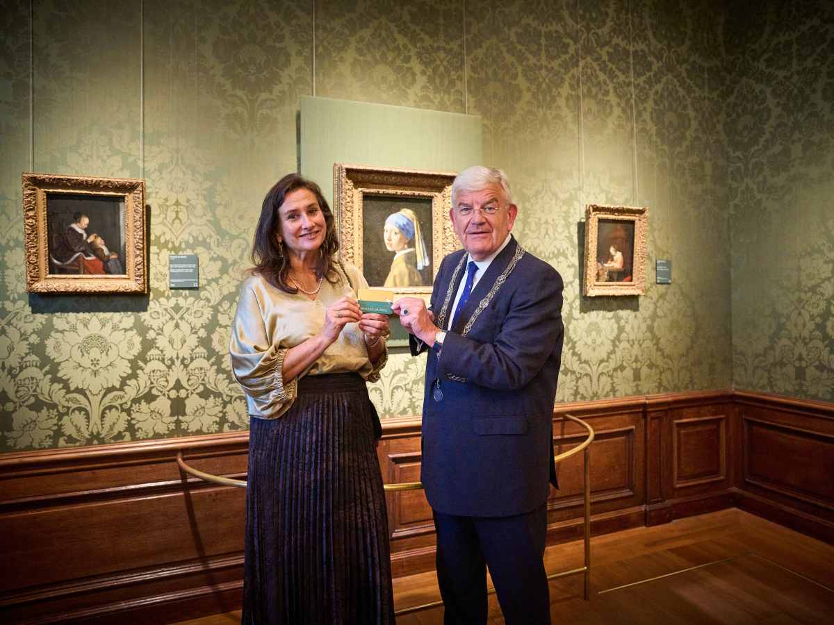 Burgemeester Jan van Zanen zegt alvast gedag tegen Meisje met de&nbsp;Parel
