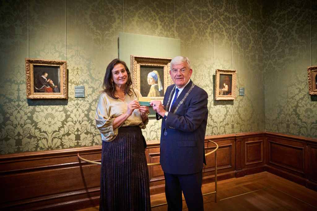 Burgemeester Jan van Zanen zegt alvast gedag tegen Meisje met de Parel