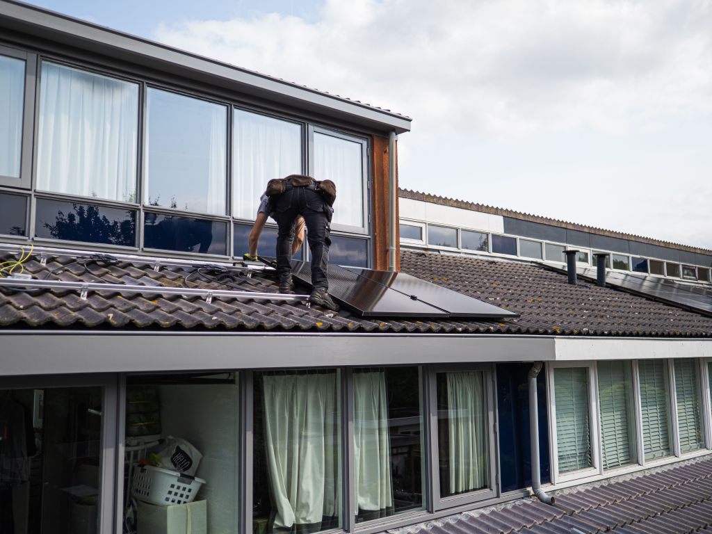 Uitstel verduurzaming kan huiseigenaren duur komen te staan: ‘prijzen stijgen ook in 2027’