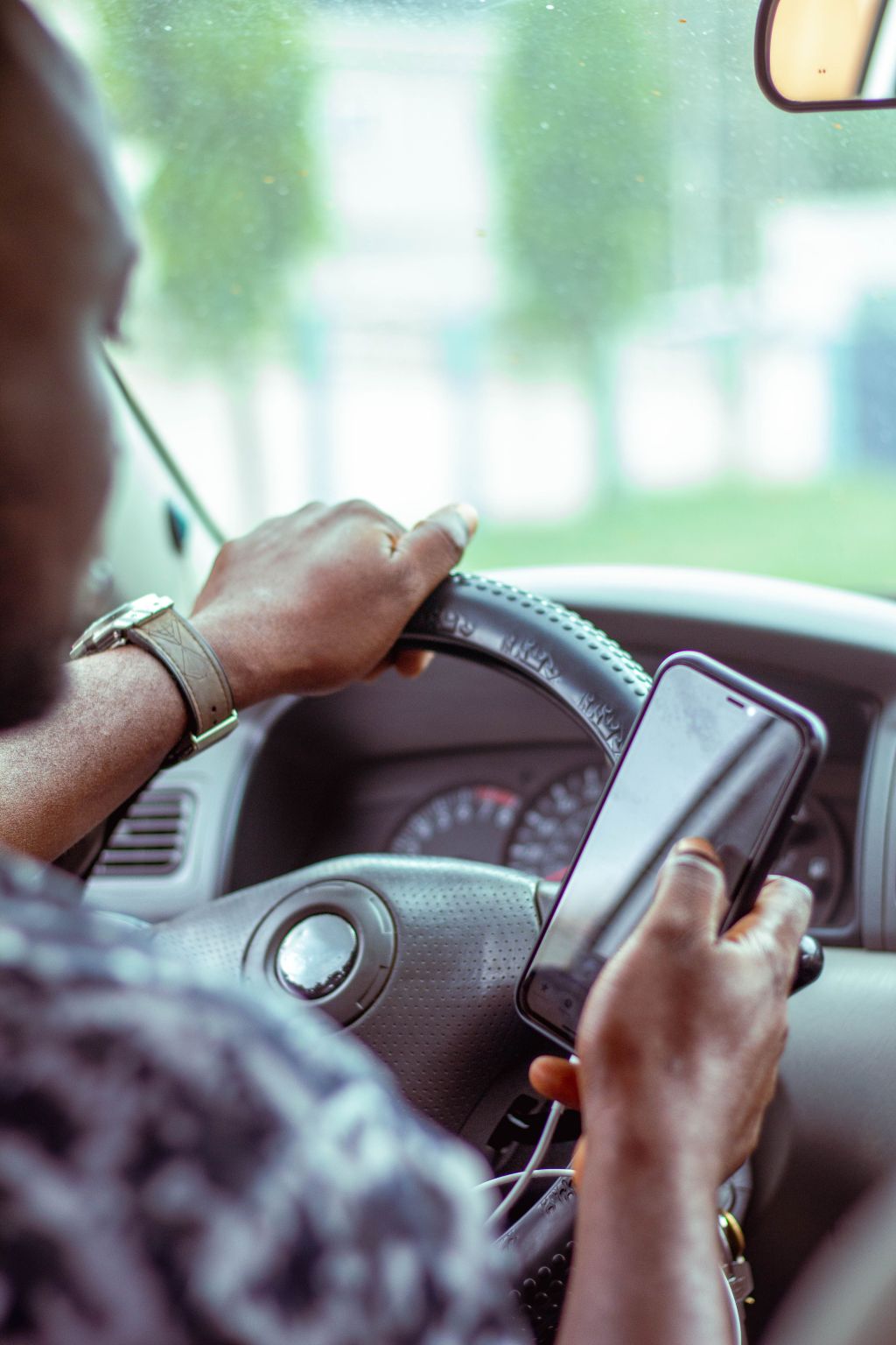Verkeerspsycholoog: ‘Wie denkt dat hij kan appen en rijden overschat zijn&nbsp;brein’