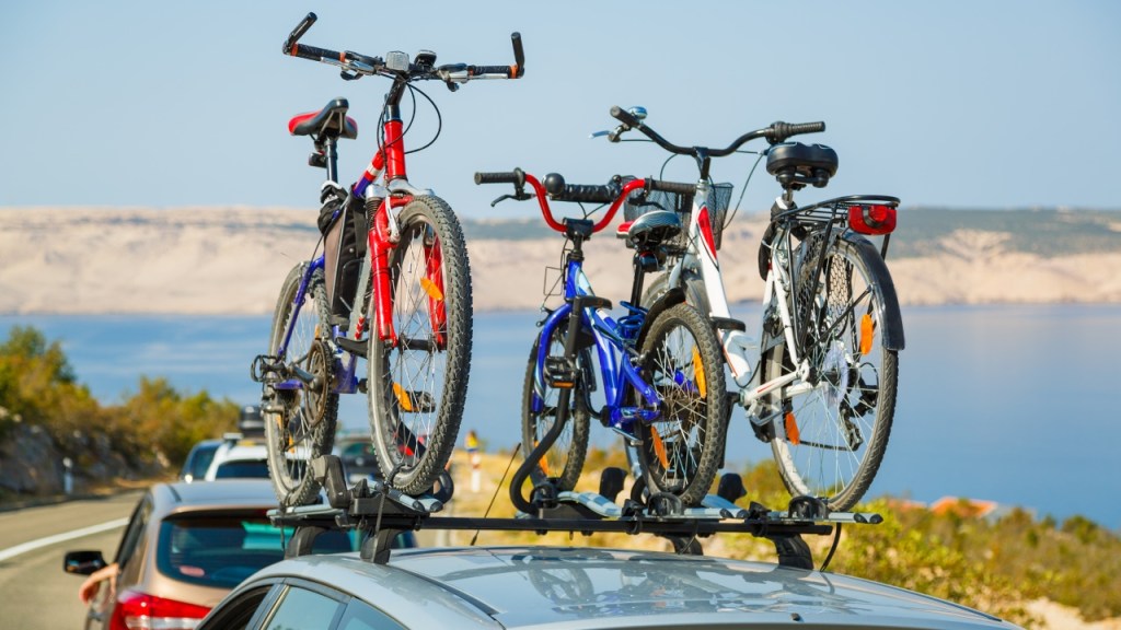 Vakantiegangers opgelet: fietsendrager vaak niet verzekerd via autoverzekering