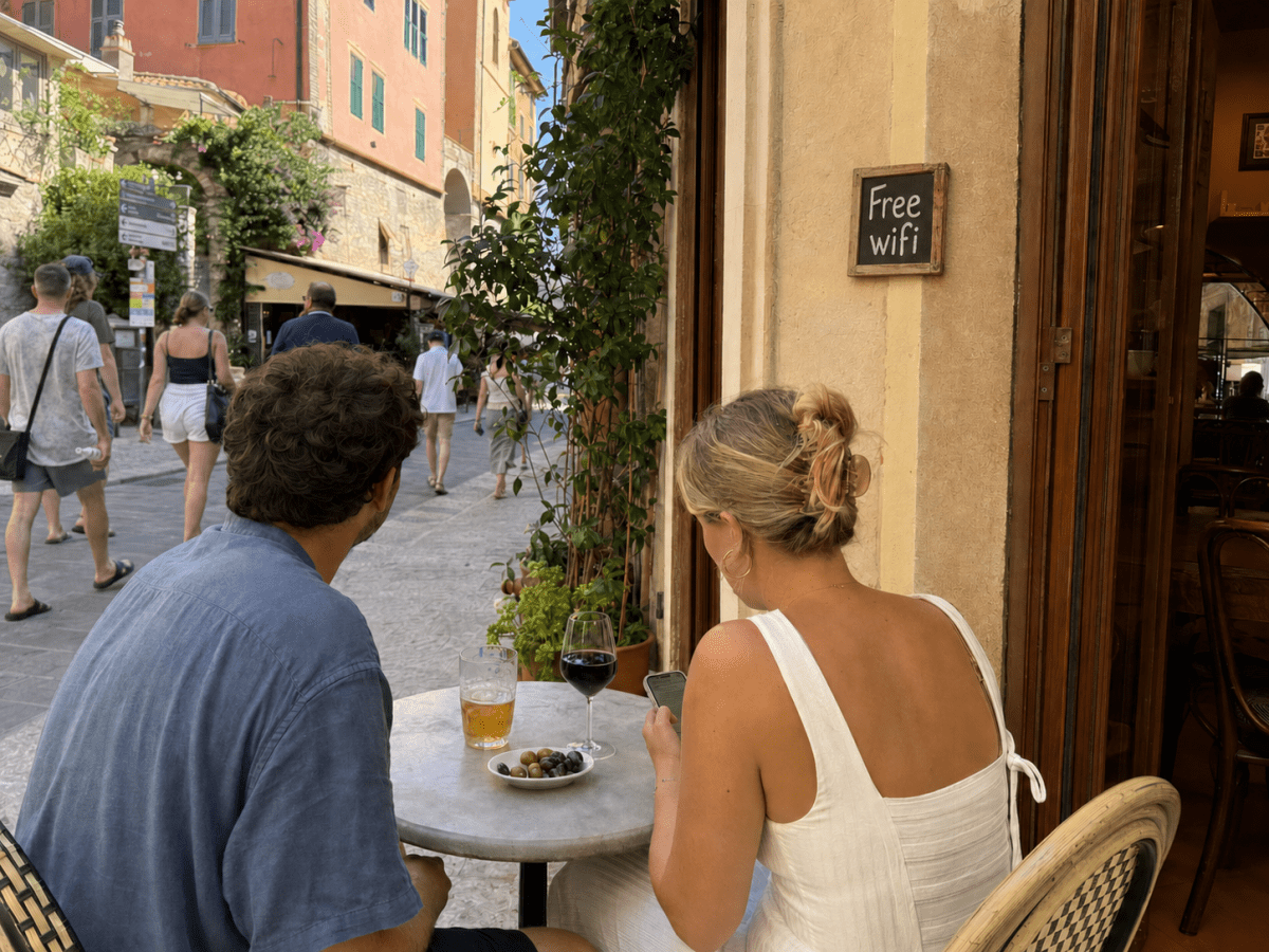 Twee op de drie Nederlanders lopen risico door openbare wifi op&nbsp;vakantie